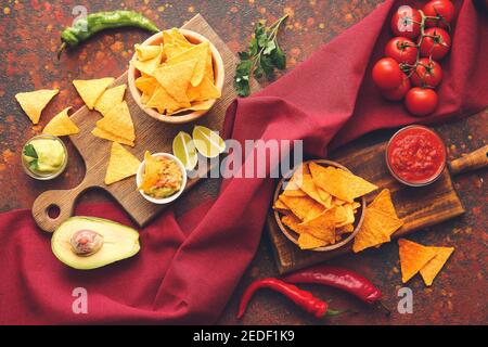 Teller mit leckeren Nachos auf grunge Hintergrund Stockfoto