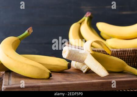 Leckere Bananen auf Holzhintergrund Stockfoto