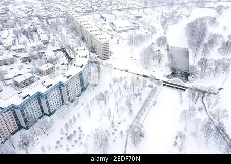 Luftpanorama von Wohngebiet bedeckt von Schnee im Winter, in der Nähe von Stadtpark. Minsk, Weißrussland Stockfoto