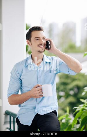 Gut aussehend Geschäftsmann am Telefon sprechen Stockfoto