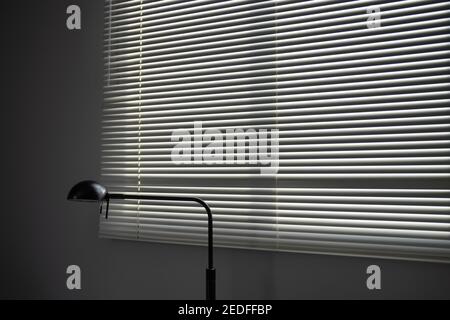 Das Bild von Zimmerfenster, Jalousie, Lampe Stockfoto