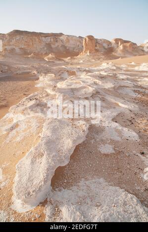 Weiße Kalkfelsen und Inselberge gemischt mit Sand im White Desert National Park, in der Farfara Depression, Sahara-Region, von Ägypten. Stockfoto