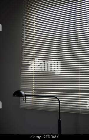 Das Bild von Zimmerfenster, Jalousie, Lampe Stockfoto