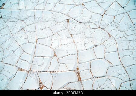 Weiße Kalkfelsen und Sand auf dem Wüstenboden im White Desert National Park, in der Farfara Depression, Sahara-Region, von Ägypten. Stockfoto