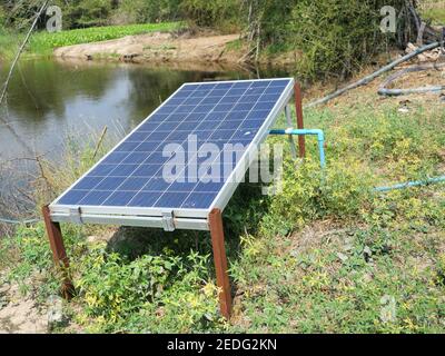 Erzeugen Sie Strom, um die Pumpe im Teich durch Solarzellen-Panel, umweltfreundliche Technologie auf Bauernhof in Thailand zu versorgen Stockfoto