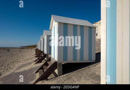 Gestreifte Strandhütten in Hardelot, Frankreich. Stockfoto