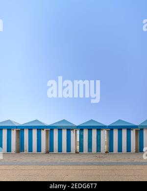 Vintage blau und weiß gestreiften Strandhütten gegen klaren Himmel. Speicherplatz kopieren. Stockfoto