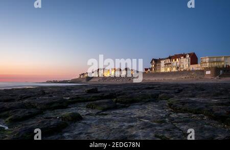 Panoramablick auf die Küste von Ambleteuse an der französischen Opalküste bei Sonnenuntergang. Stockfoto