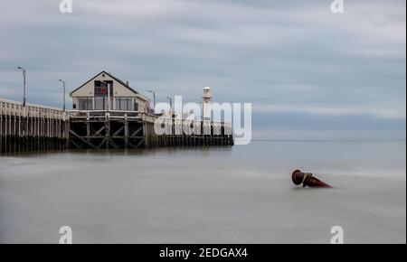 Langaufnahme des alten Holzpiers von Blankenberge in Belgien. Stockfoto