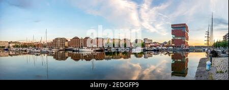 Yachten und Lofts in der Gegend von Antwerpen, bekannt als Eilandje. 180-Grad-Panorama Stockfoto