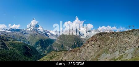 Panoramablick auf die Schweizer Alpen bei Zermatt im Wallis. Blick vom Wanderweg Five Lakes. Stockfoto