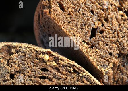 Hausgemachtes, frisch gebackenes Borodino-Brot mit Koriander und Kreuzkümmel Ein schwarzer Hintergrund Nahaufnahme Stockfoto