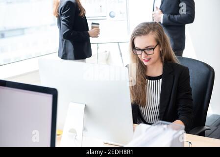 Geschäftsfrau Büroangestellte konzentriert sich auf die Arbeit mit Desktop-Computer Im Büro Stockfoto