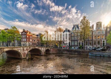 Amsterdam, Niederlande, Sonnenuntergang Skyline von Dutch House im Canal Waterfront Stockfoto