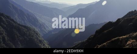 Malerische Aussicht auf die Berglandschaft und Zemithang Tal in der Nähe tawang Bergstation in arunachal pradesh, nordostindien Stockfoto