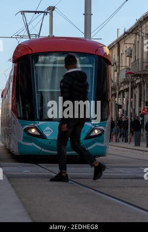 Eine wunderschöne Aussicht auf die moderne Straßenbahn in Setif City Stockfoto