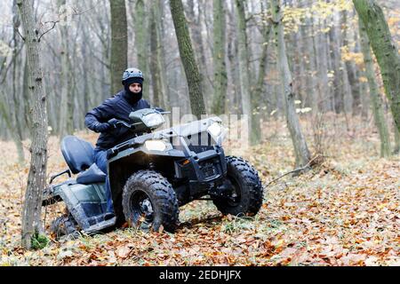 Reisen ohne Straßen. ATV. Ein Mann fährt mit einem Geländewagen durch den Wald. Quad-Bike. Im Wald. Stockfoto