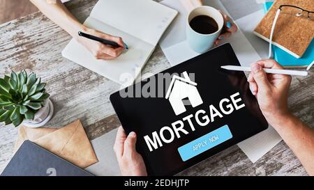 Hypothek Online-Antragsformular auf dem Bildschirm des Geräts. Geschäfts- und Finanzkonzept Stockfoto