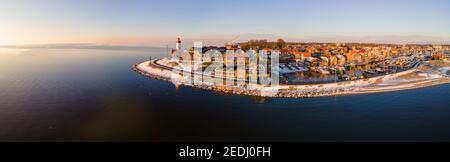 Panoramablick auf den Leuchtturm von Urk Flevoland Niederlande, Urk im Winter mit weißem Schnee bedeckt den Strand. Winter in den Niederlanden Stockfoto