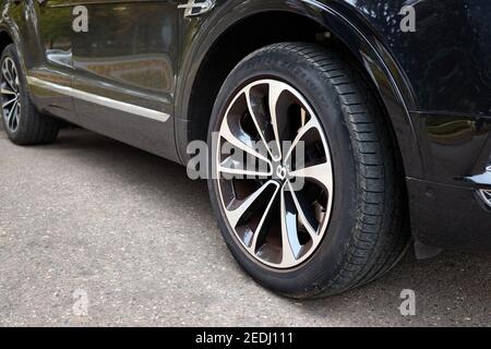 BERLIN, DEUTSCHLAND - OKTOBER 2020: Bentley Bentayga Hybrid SUV mit Pirelli HOCHLEISTUNGS-GANZJAHRESREIFEN FÜR SUVS SCORPION ZERO DIE GANZE SAISON R21 Stockfoto