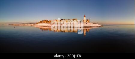 Panoramablick auf den Leuchtturm von Urk Flevoland Niederlande, Urk im Winter mit weißem Schnee bedeckt den Strand. Winter in den Niederlanden Stockfoto