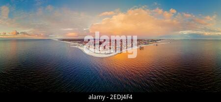 Panoramablick auf den Leuchtturm von Urk Flevoland Niederlande, Urk im Winter mit weißem Schnee bedeckt den Strand. Winter in den Niederlanden Stockfoto