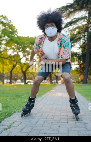 Latein Mann Rollschuh im Freien. Stockfoto