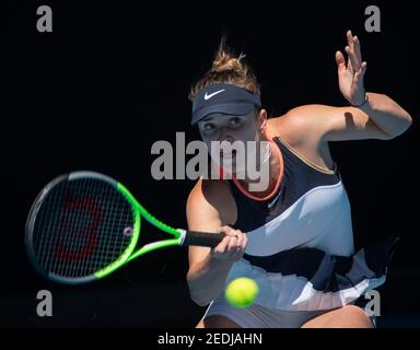 Melbourne, Australien. Februar 2021, 15th. Elina Svitolina aus der Ukraine kehrt während des Einzelkampfs der Frauen gegen Jessica Pegula aus den Vereinigten Staaten bei den Australian Open im Melbourne Park in Melbourne, Australien, am 15. Februar 2021 zurück. Quelle: Hu Jingchen/Xinhua/Alamy Live News Stockfoto