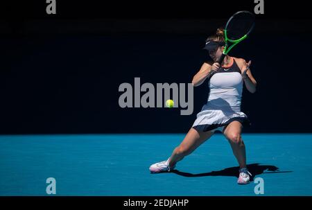 Melbourne, Australien. Februar 2021, 15th. Elina Svitolina aus der Ukraine kehrt während des Einzelkampfs der Frauen gegen Jessica Pegula aus den Vereinigten Staaten bei den Australian Open im Melbourne Park in Melbourne, Australien, am 15. Februar 2021 zurück. Quelle: Hu Jingchen/Xinhua/Alamy Live News Stockfoto