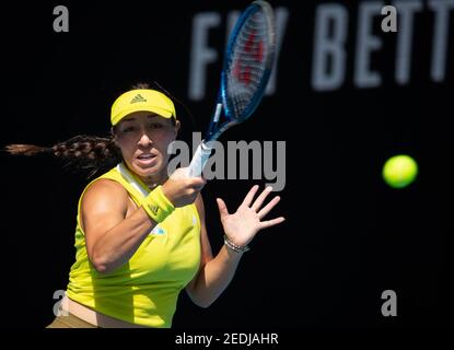 Melbourne, Australien. Februar 2021, 15th. Jessica Pegula aus den Vereinigten Staaten trifft eine Rückkehr während des Einzelkampfes der Frauen gegen Elina Svitolina aus der Ukraine bei den Australian Open im Melbourne Park in Melbourne, Australien, 15. Februar 2021. Quelle: Hu Jingchen/Xinhua/Alamy Live News Stockfoto