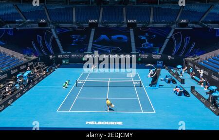 Melbourne, Australien. Februar 2021, 15th. Jessica Pegula (unten) aus den Vereinigten Staaten und Elina Svitolina aus der Ukraine treten beim Australian Open im Melbourne Park in Melbourne, Australien, am 15. Februar 2021 beim Einzelspiel der Frauen gegen Jessica Pegula aus den Vereinigten Staaten an. Quelle: Hu Jingchen/Xinhua/Alamy Live News Stockfoto