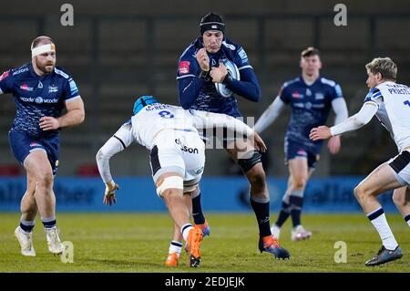 Sale Sharks Lock JP Du Preez wird von Bath Rugby's No,8 Zach Mercer während eines Gallagher Premiership Round 9 Rugby Union Match, Freitag, 12. Februar 202, angegangen Stockfoto