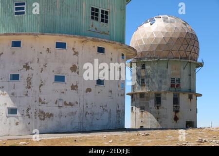 Alte grunge suchen verlassene Sternwarte auf der serra da estrella, Portugal, EU, höchsten Berg in Portugal Stockfoto