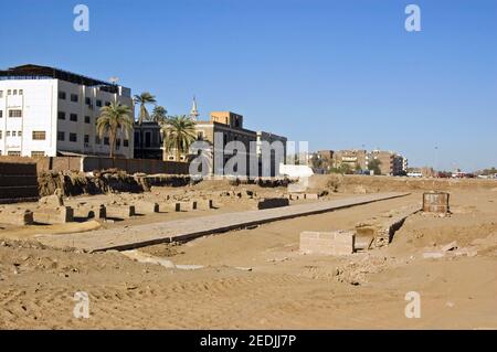 Archäologen und Bauunternehmer stellen die Avenue of Sphinxes, die zwischen dem Luxor Tempel und dem Tempel von Karnak in Luxor, Ägypten, führt, wieder her. Karnak kann Stockfoto