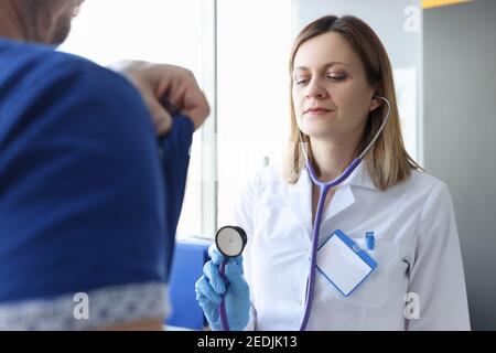 Arzt hält Stethoskop vor dem Patienten in der Klinik Stockfoto