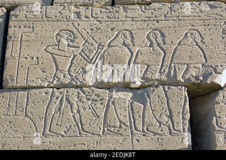 Steinschnitzereien und das Ramesseum am Westufer des Nils in Luxor, Ägypten. Der Pharao Ramses II wird gezeigt, versklavend besiegte Hittites. Stockfoto