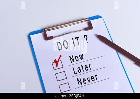 Führen Sie die Checkliste aus, die auf der blauen Klemmbrettwand und dem Stift angebracht ist Auf weißem Hintergrund Stockfoto