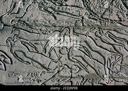 Tote und sterbende Soldaten auf dem Schlachtfeld von Kadesch. Altägyptische Stein geschnitzten Fries auf dem zweiten Mast des Ramesseum, Luxor, Ägypten,. Stockfoto