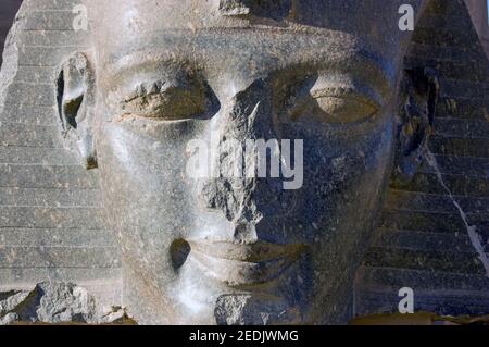 Polierte Granitbüste des alten ägyptischen Pharao Ramses II. Ramesseum, Luxor, Ägypten. Stockfoto