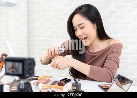 Junge schöne asiatische Frau professionelle Schönheit vlogger oder Blogger leben Rundfunk kosmetische Make-up-Bewertung in sozialen Medien Stockfoto