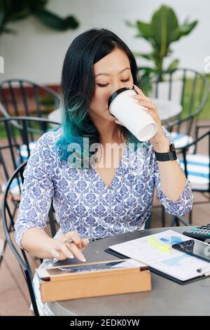 Junge Frau im café Stockfoto