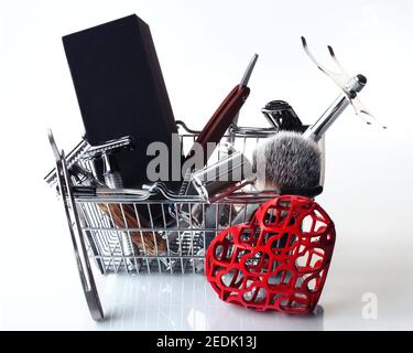 Rasiermesser, Pinsel, stehen Herz in einem Handkorb auf weißem Hintergrund. Stockfoto