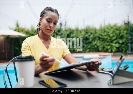 Weibliche Unternehmerin lesen Dokument Stockfoto