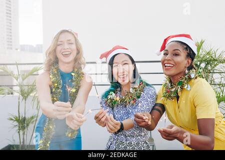Frauen brennen bengalische Lichter Stockfoto