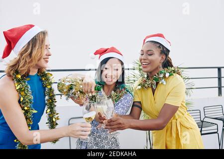Freunde füllen Sektgläser Stockfoto