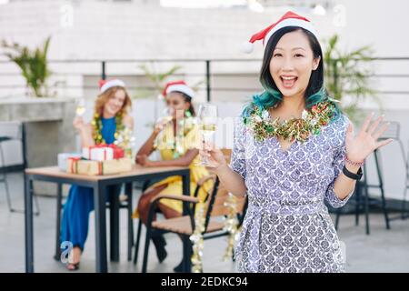 Glückliche Frau auf Weihnachtsfeier Stockfoto