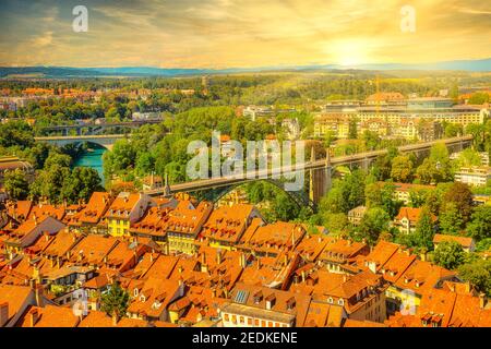 Dramatischer Sonnenuntergang Himmel mit Wolken der Berner Altstadt in der Schweiz, UNESCO-Weltkulturerbe vom Dom Glockenturm. Luftaufnahme der Skyline Stockfoto