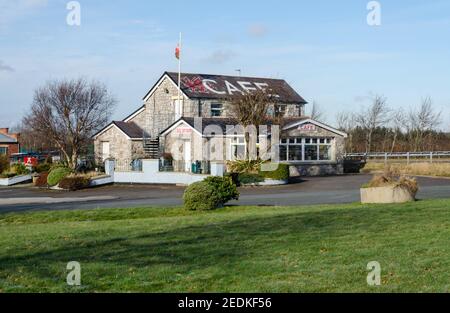 Lloc; Großbritannien: 11. Feb 2021: Das Gelände des Dragons Rest Cafés, das sich neben der Kreuzung 22 des A55 Expressway befindet. Lokal bekannt als die Caerwys Stockfoto