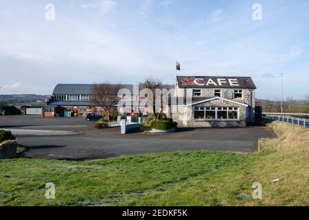 Lloc; Großbritannien: 11. Feb 2021: Das Gelände des Dragons Rest Cafés, das sich neben der Kreuzung 22 des A55 Expressway befindet. Lokal bekannt als die Caerwys Stockfoto