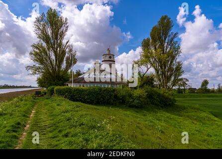 Guy's Kopf, Lincolnshire, England, Großbritannien - 26 April 2019: Der Fluss Nene und der Westen Nene Leuchtturm Stockfoto